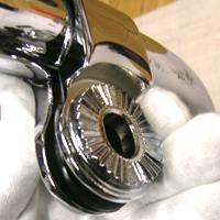 エンジンガードを挟み