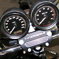 タコメーター取り付け取り付け（’07以降XL）