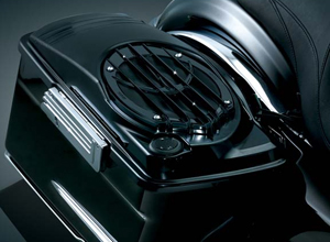 サドルバッグのリッドにスピーカーを装備