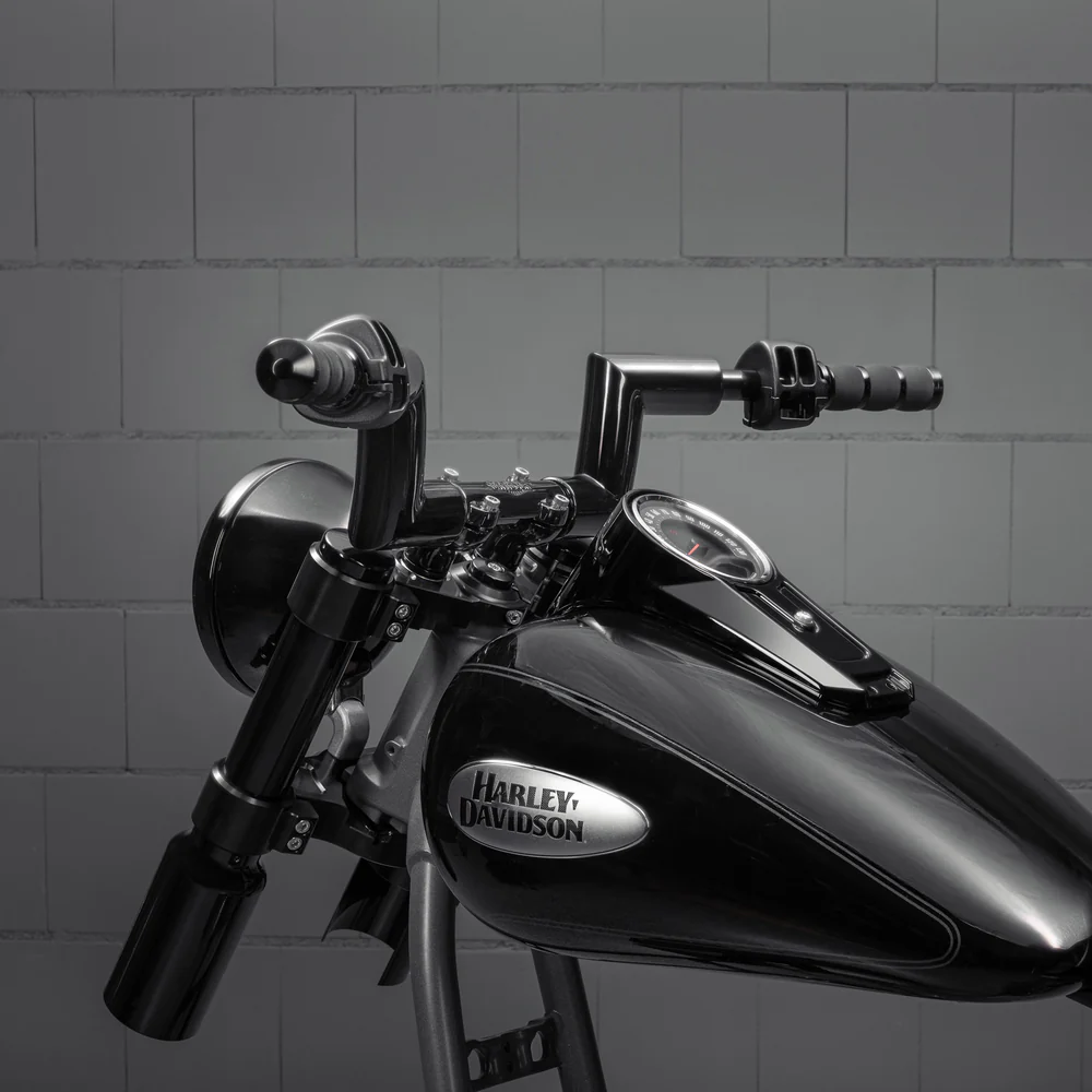 ハーレーライダーの度肝を抜いたキラーカスタム2インチ径ファットハンドルバーに2025年車両対応モデル&新カラーが仲間入り!4